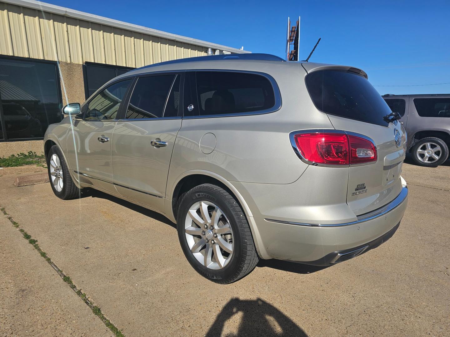 2015 GOLD Buick Enclave Premium FWD (5GAKRCKD1FJ) with an 3.6L V6 DOHC 24V engine, 6-Speed Automatic Overdrive transmission, located at 533 S Seven Points BLVD, Seven Points, TX, 75143, (430) 255-4030, 32.313999, -96.209351 - Photo#3